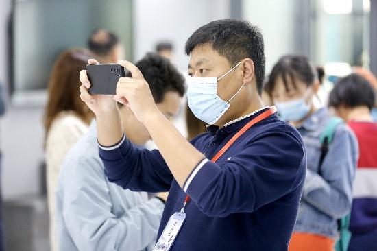 【追寻建党百年足迹 网络名人山东行】稀土催化开辟东营点"土"成金